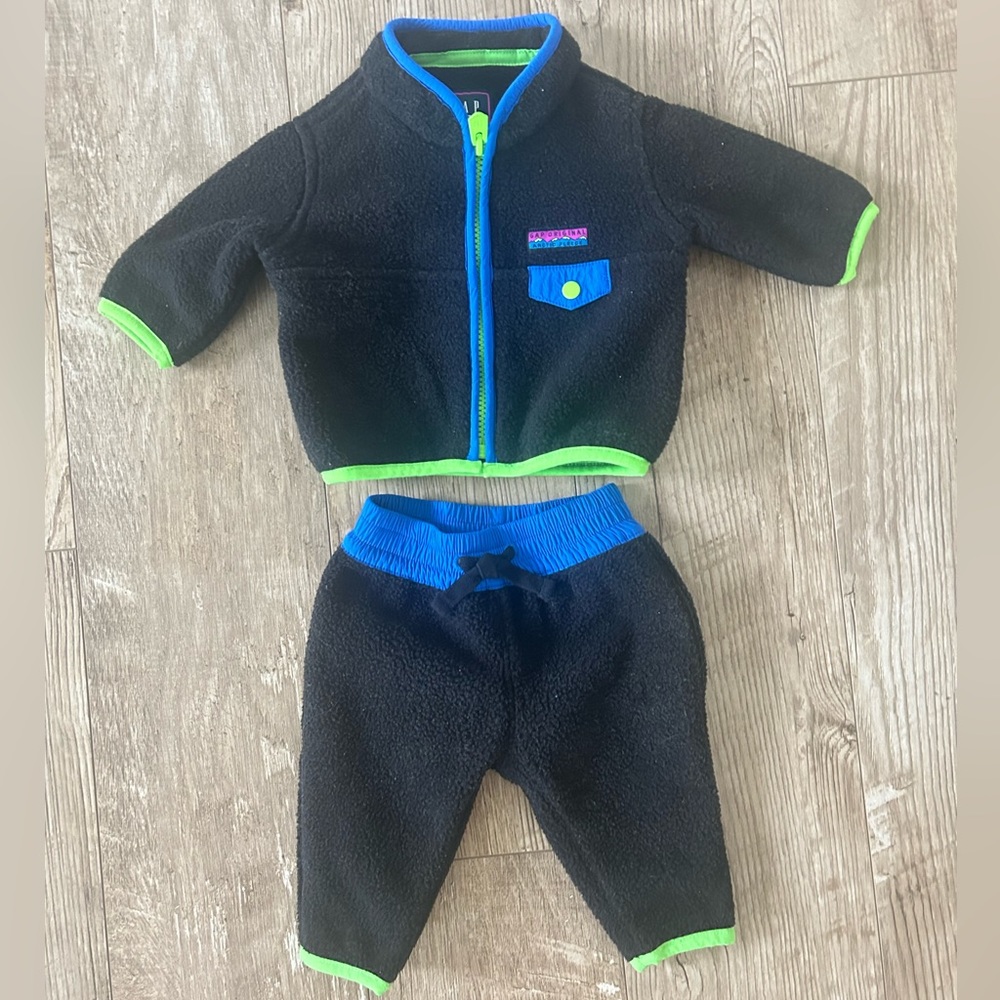 NWOT Baby GAP arctic fleece black and neon track suit. Size 0-3 months.